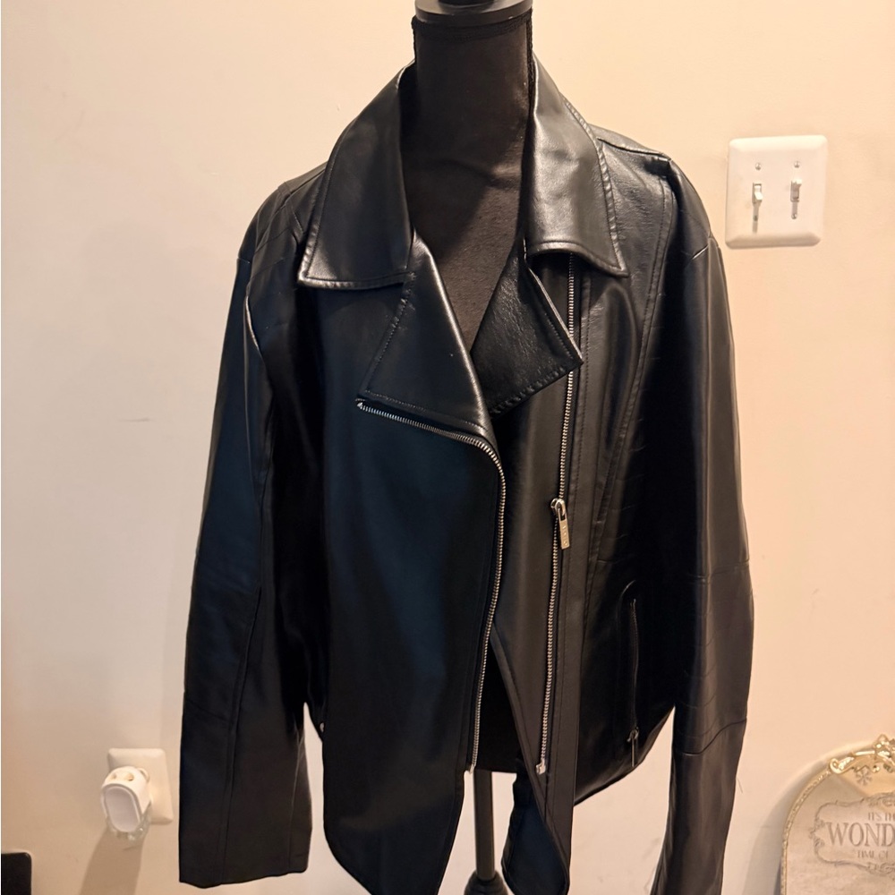 Like new plus size size 2x Black Leather Women's Jacket